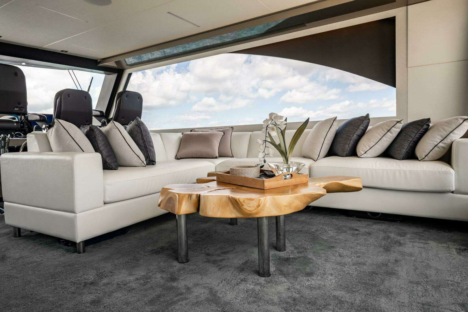 2021 Ocean Alexander 27 Explorer - Image 17