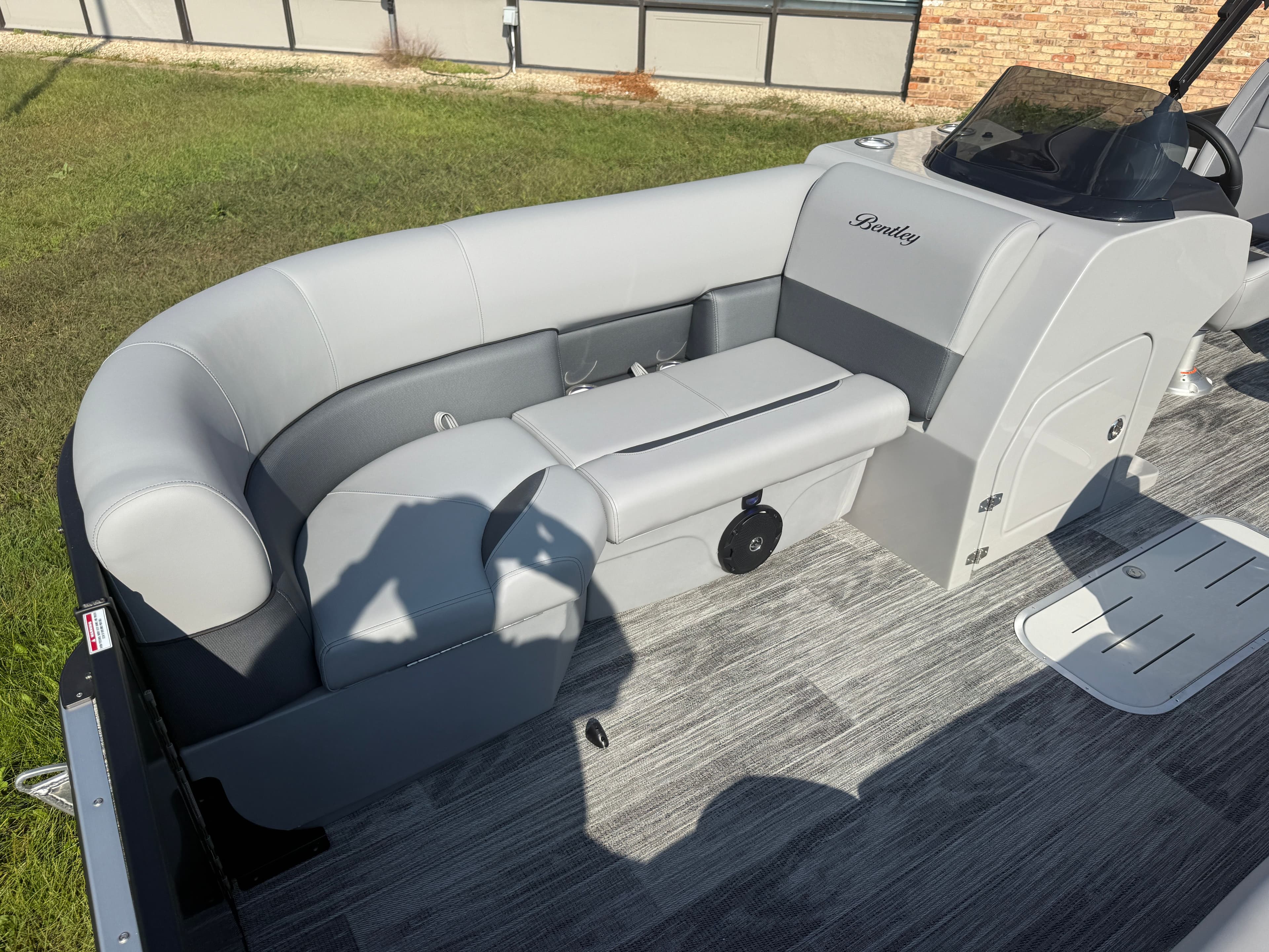 2026 Bentley Pontoons Legacy 200HP Swingback 223 Tritoon - 6