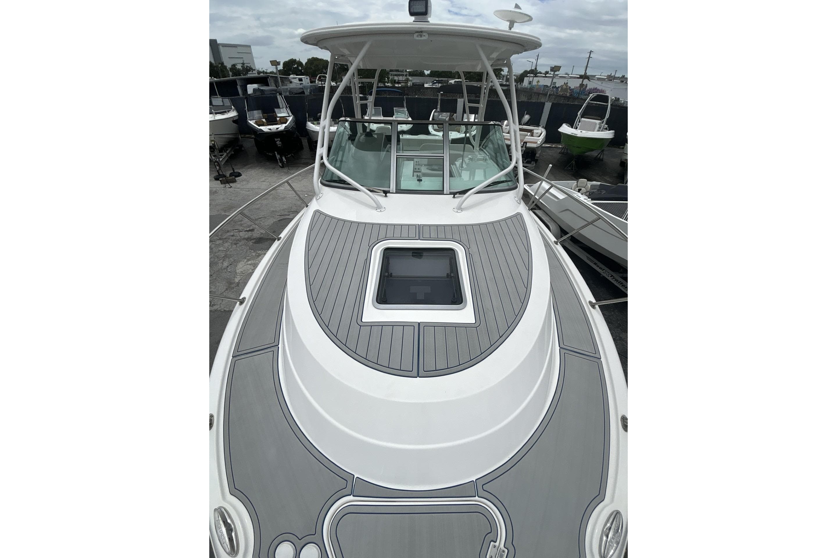 2018 Robalo R305 Walkaround boat with sleek deck design in marina setting.