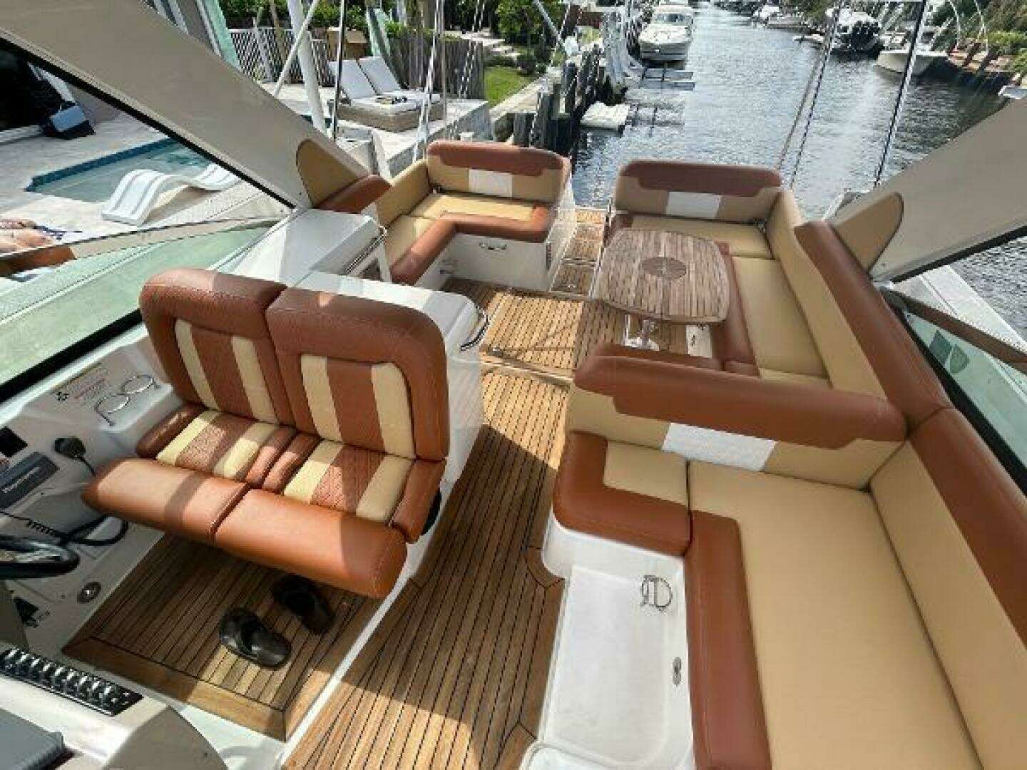 2014 Sea Ray 370 Venture - Image 16