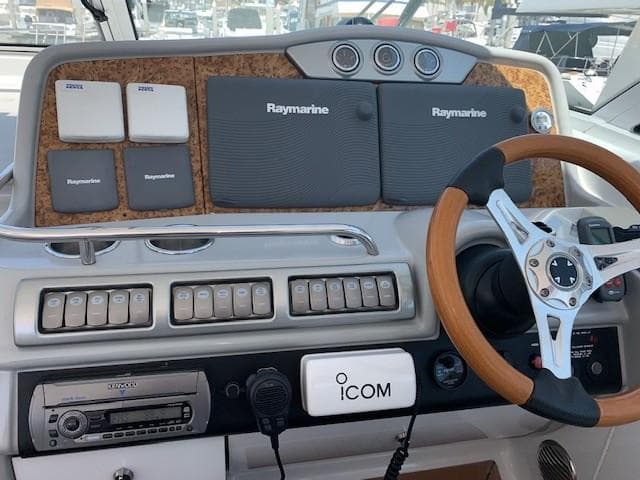 2009 Formula 45 Yacht dashboard with Raymarine navigation and ICOM communication systems.