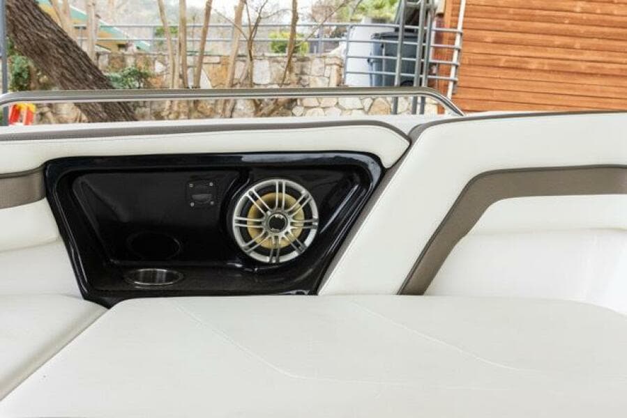 2016 Yamaha Boats 242 Limited S E-Series interior with speaker and cup holder.