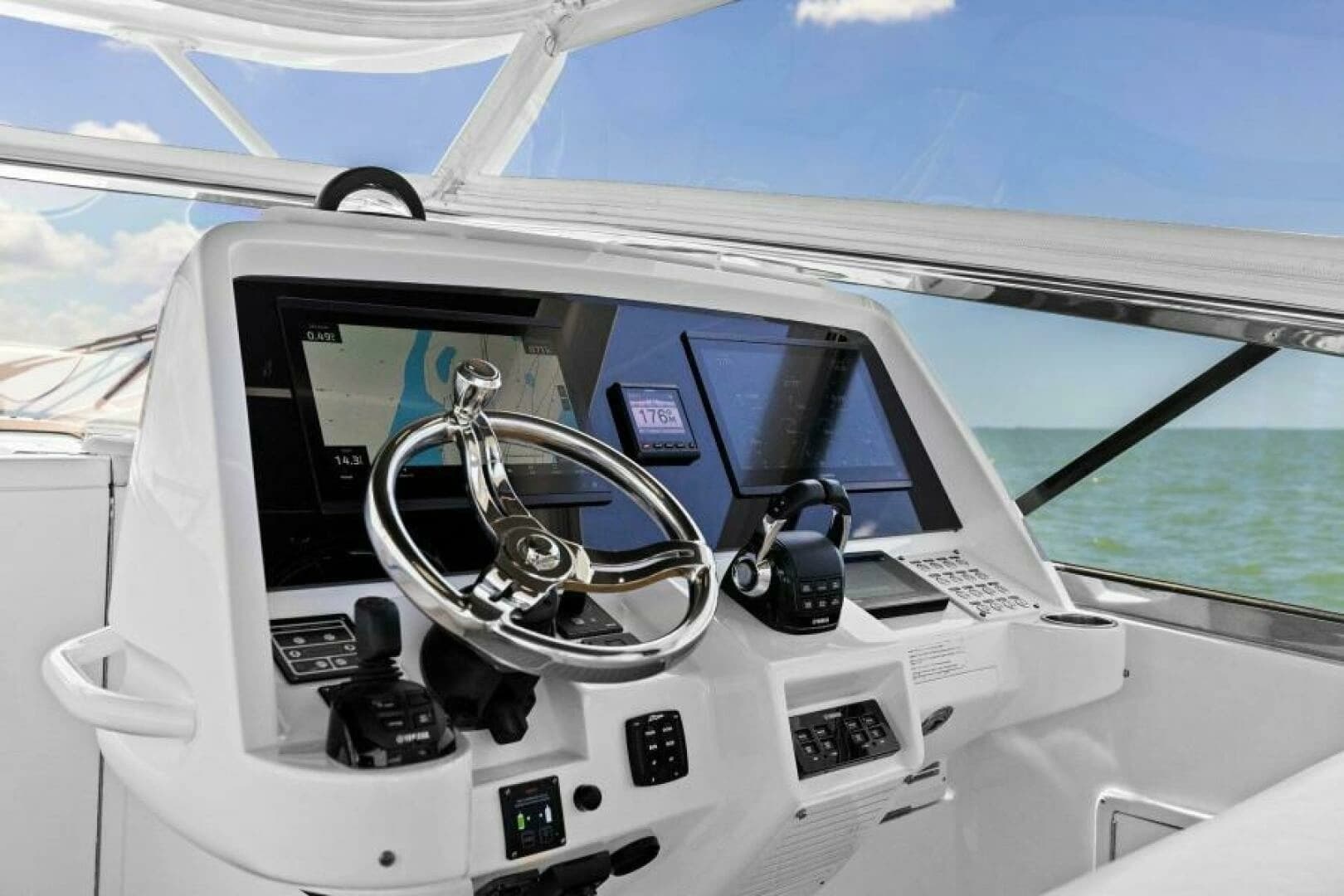 2019 Intrepid 475 Sport Yacht - Image 2
