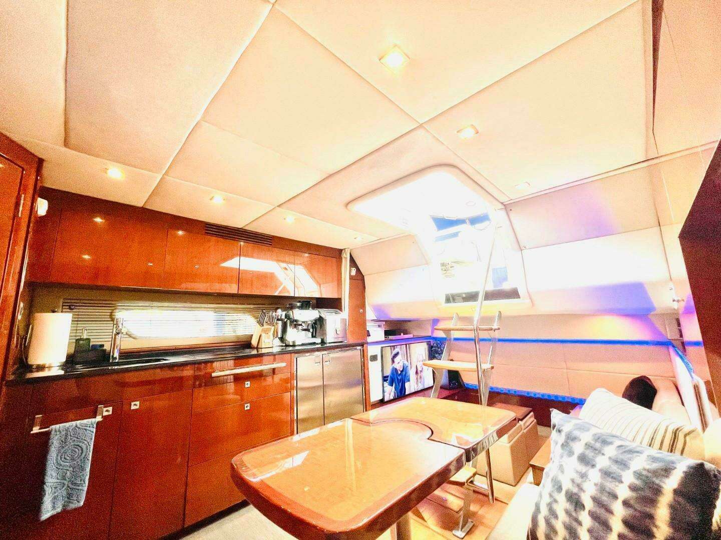 2010 Sea Ray 450 Sundancer - Image 24