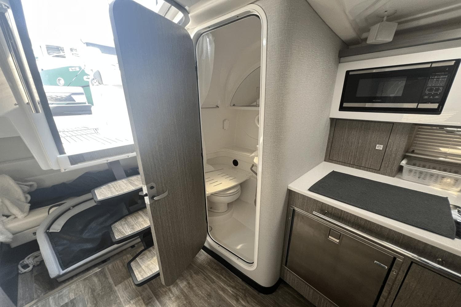 2021 Monterey 335 Sport Yacht - 35