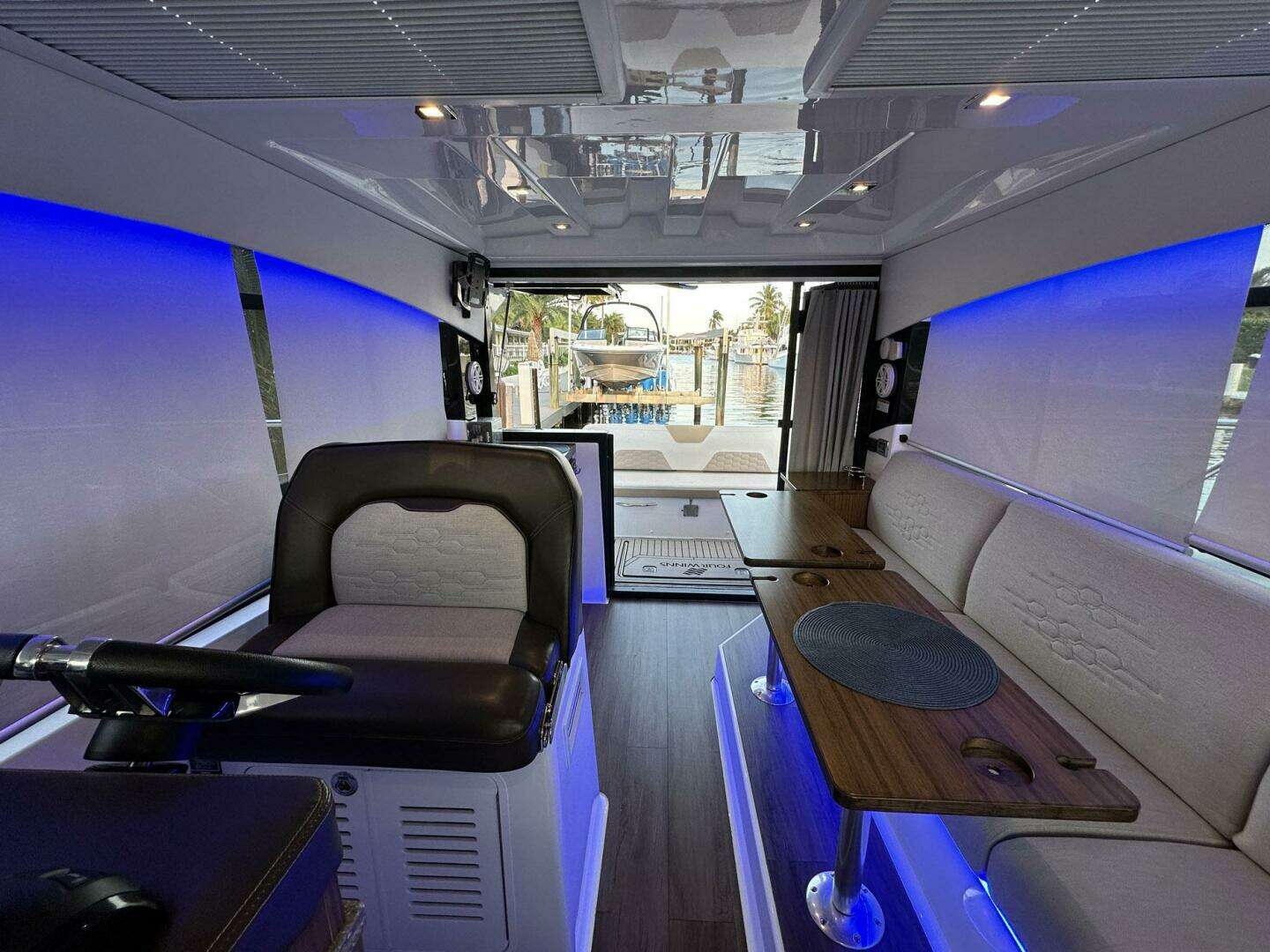 2020 Four Winns Vista 355 Coupe - Image 19