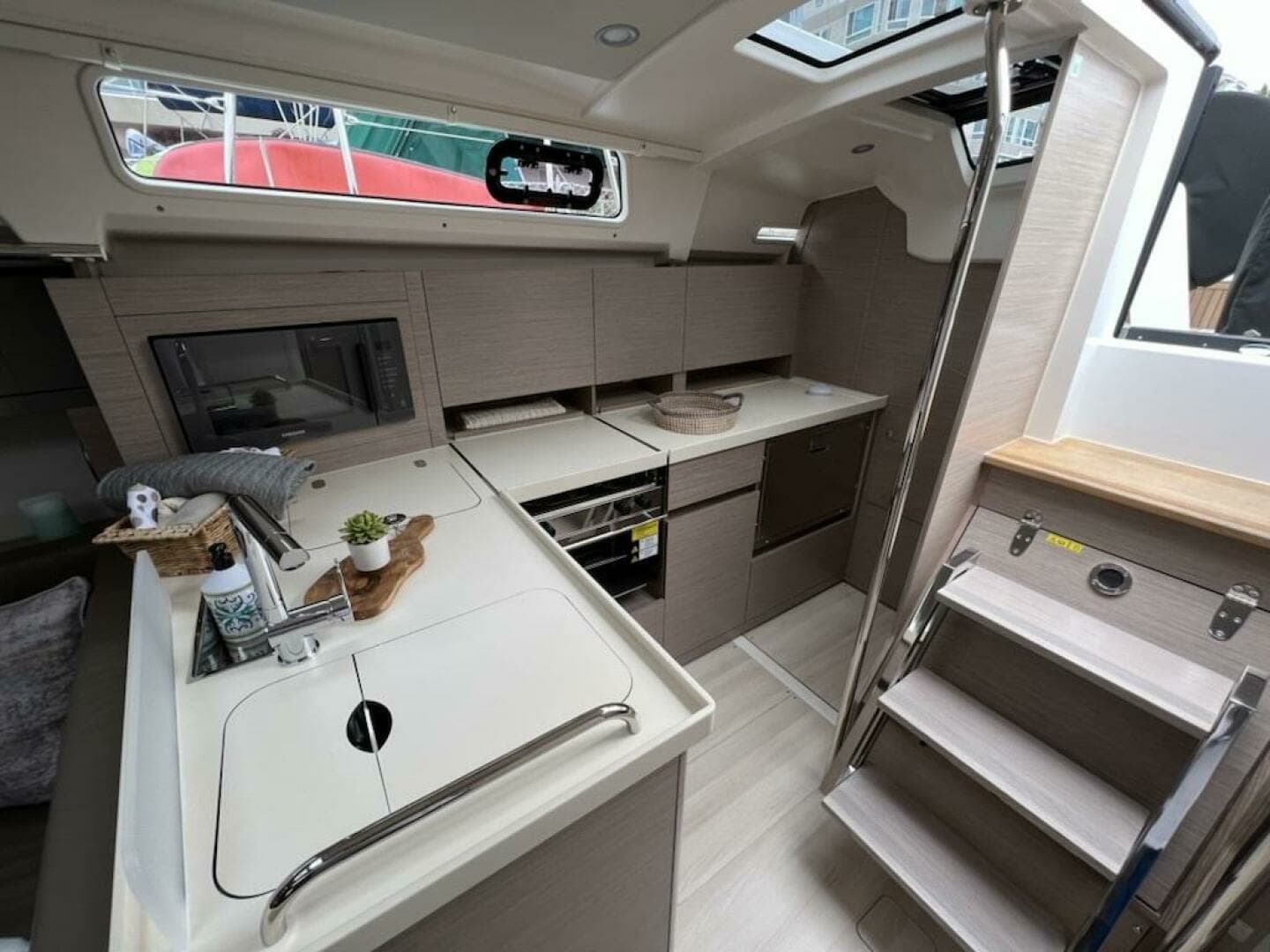2023 Hanse 388 - Image 7