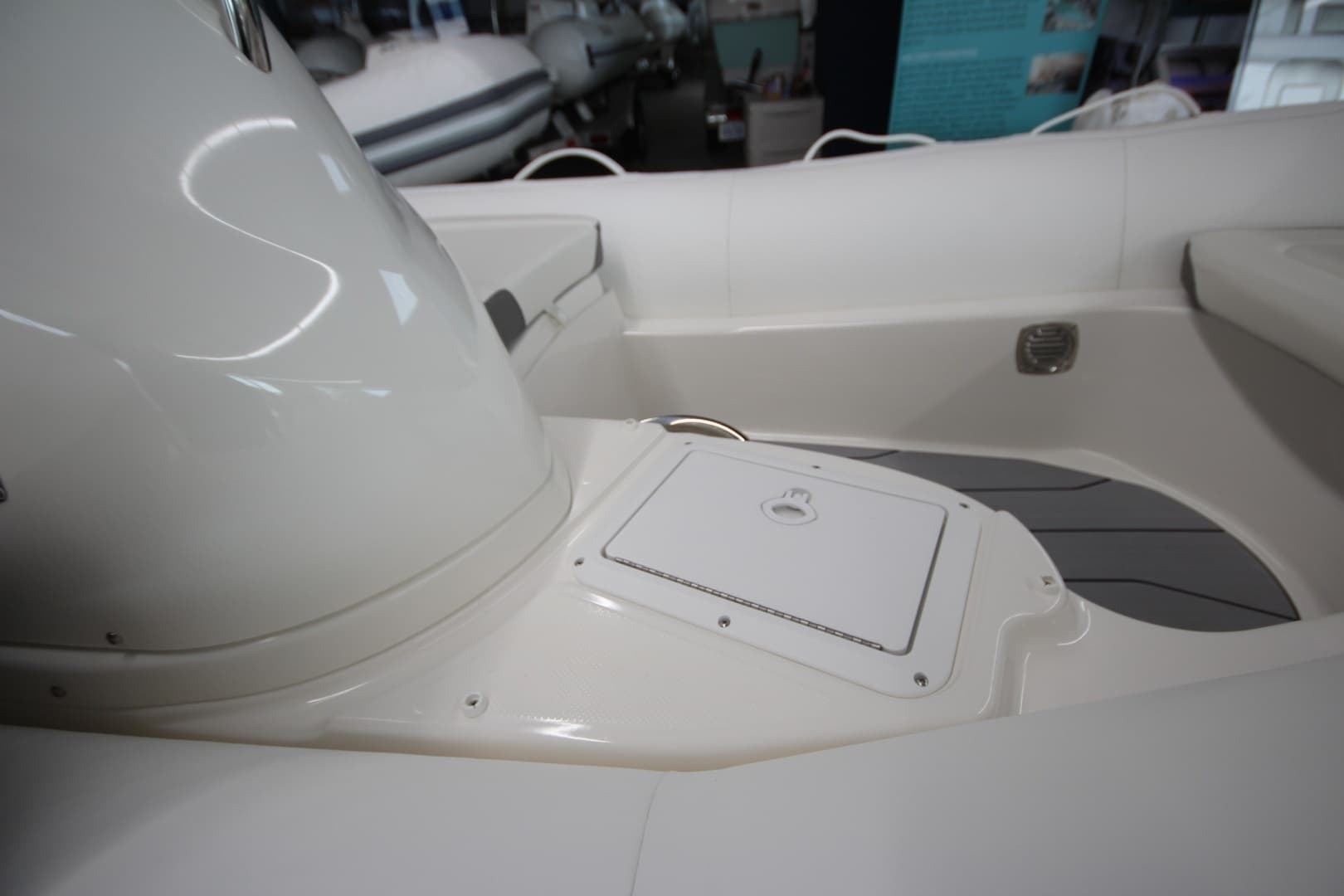 2026 Zodiac Yachtline 400 DL NEO - Image 14