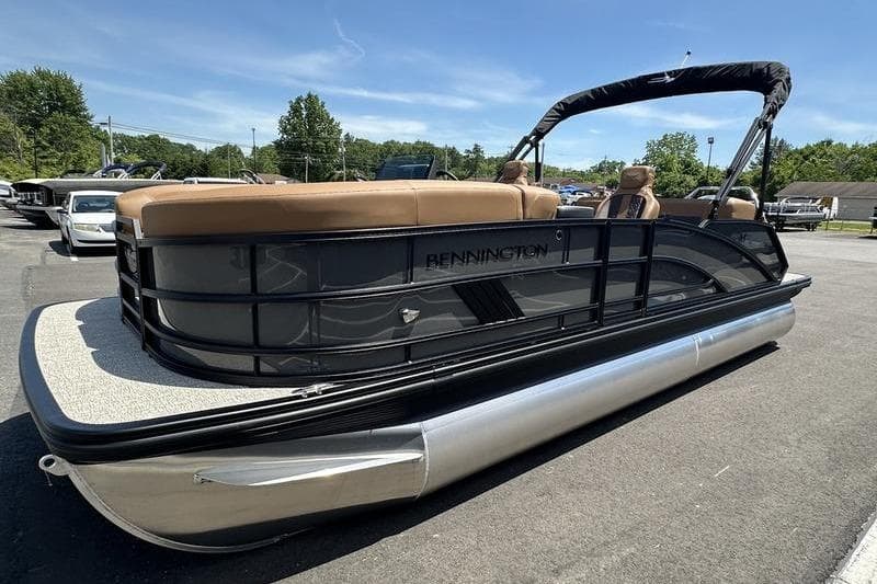 2026 Bennington M Swingback 22 MSB pontoon boat with sleek design and comfortable seating.