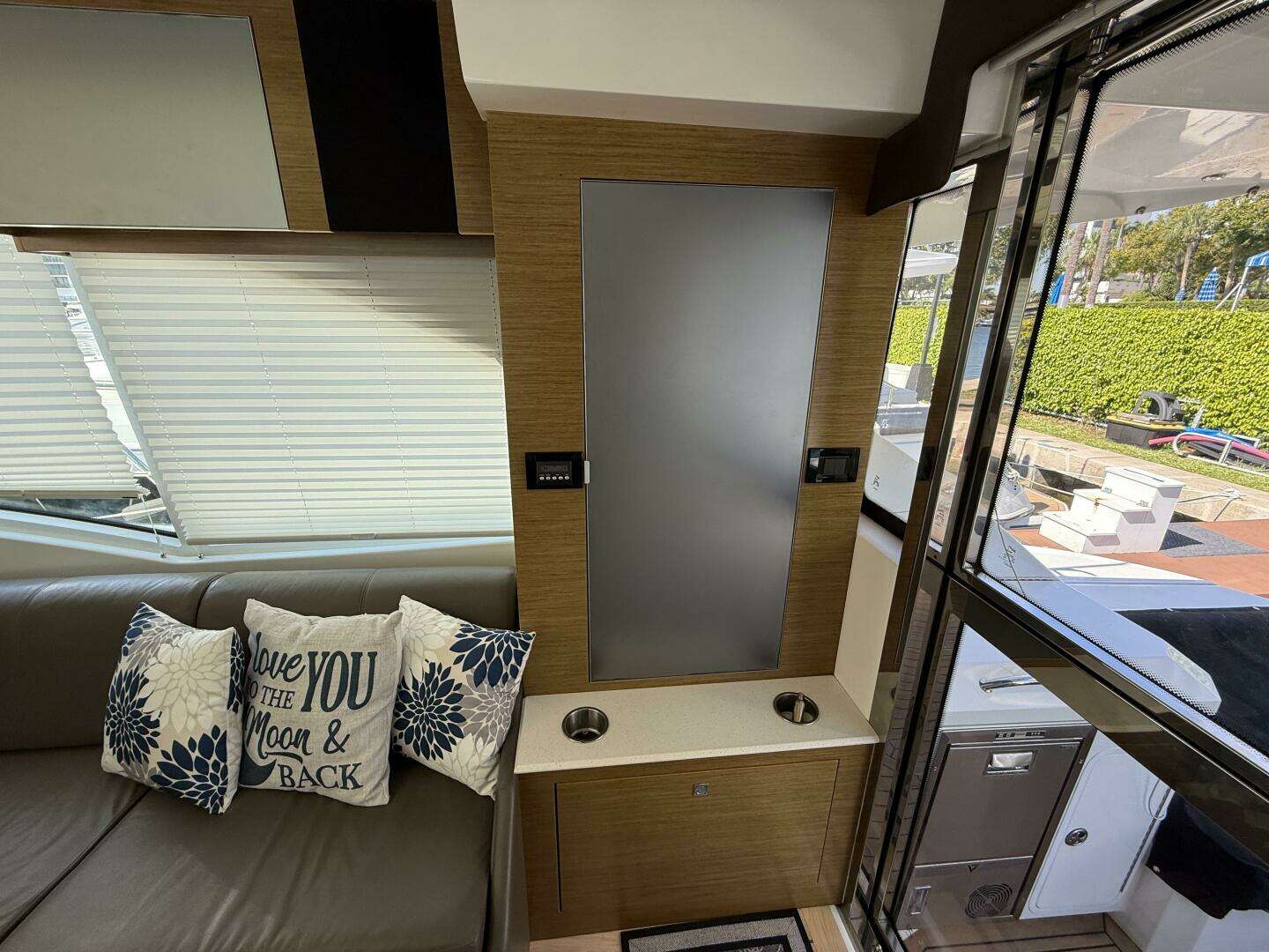 2014 Cruisers Yachts 45 Cantius - Image 12