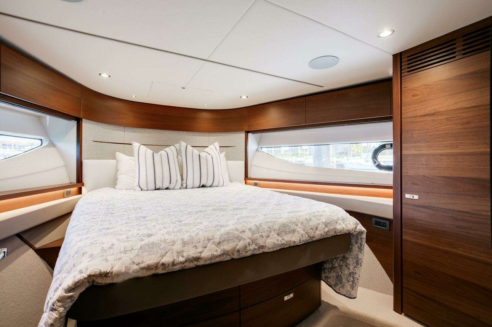2025 Princess V55 - Image 11