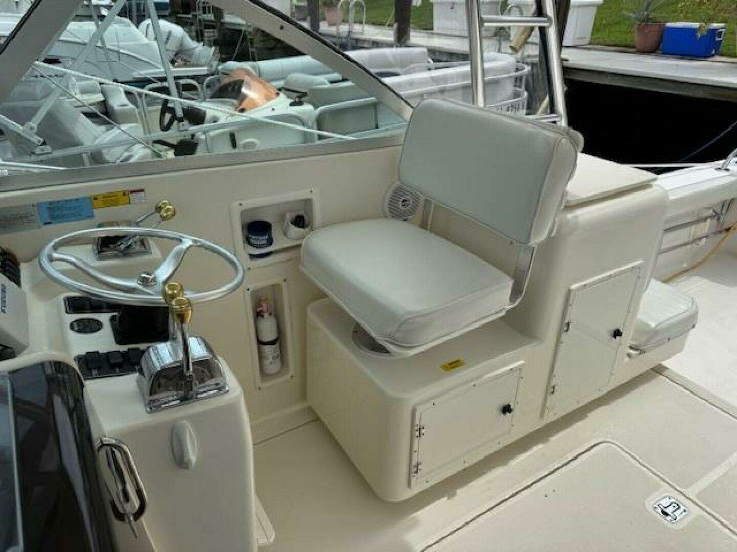 2002 Pursuit 3000 Express - Image 16