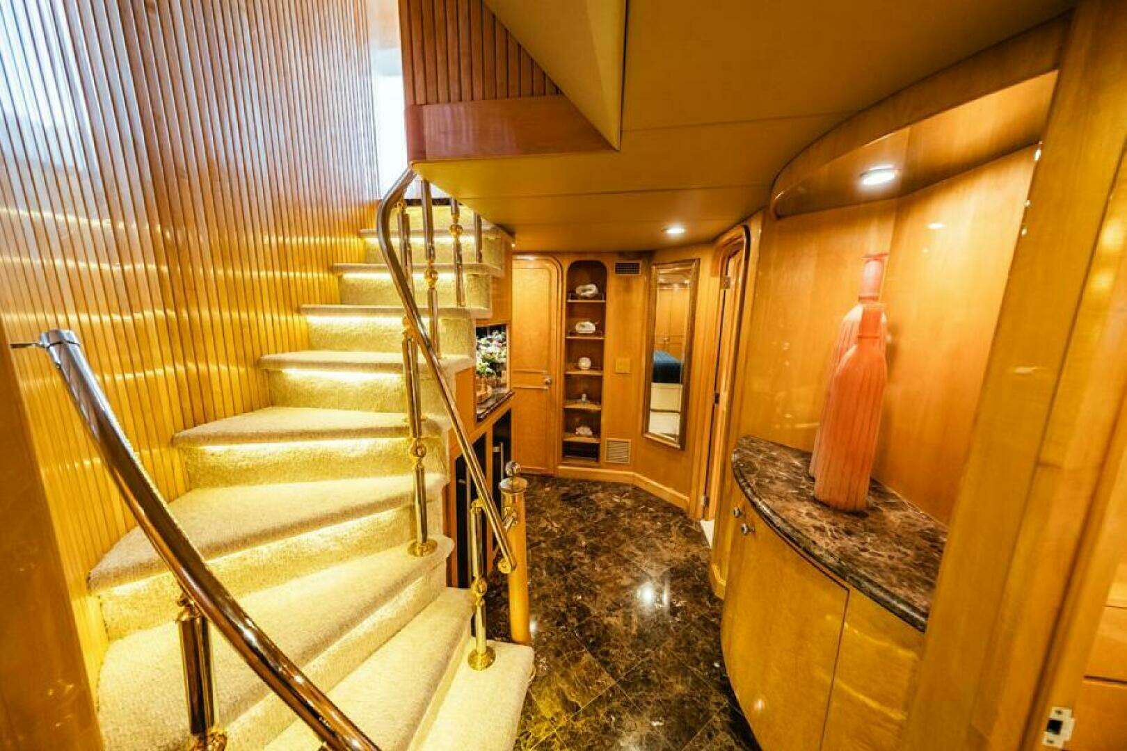 1995 Hatteras Flybridge Motor Yacht - Image 23