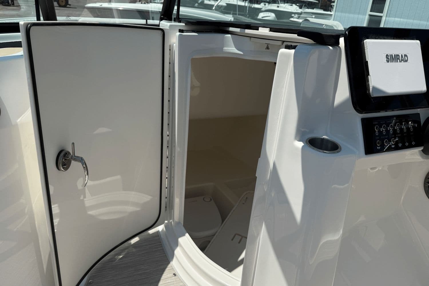 2026 Sea Ray SDX 250 Outboard - 24