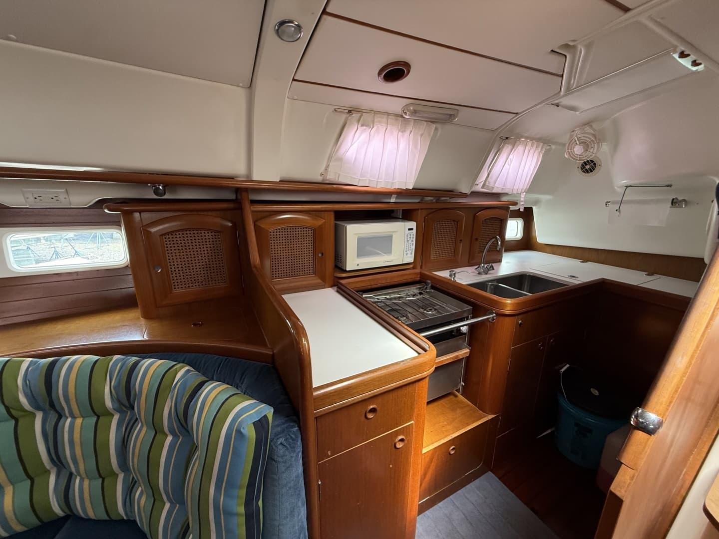 1998 Beneteau 411 - Image 9