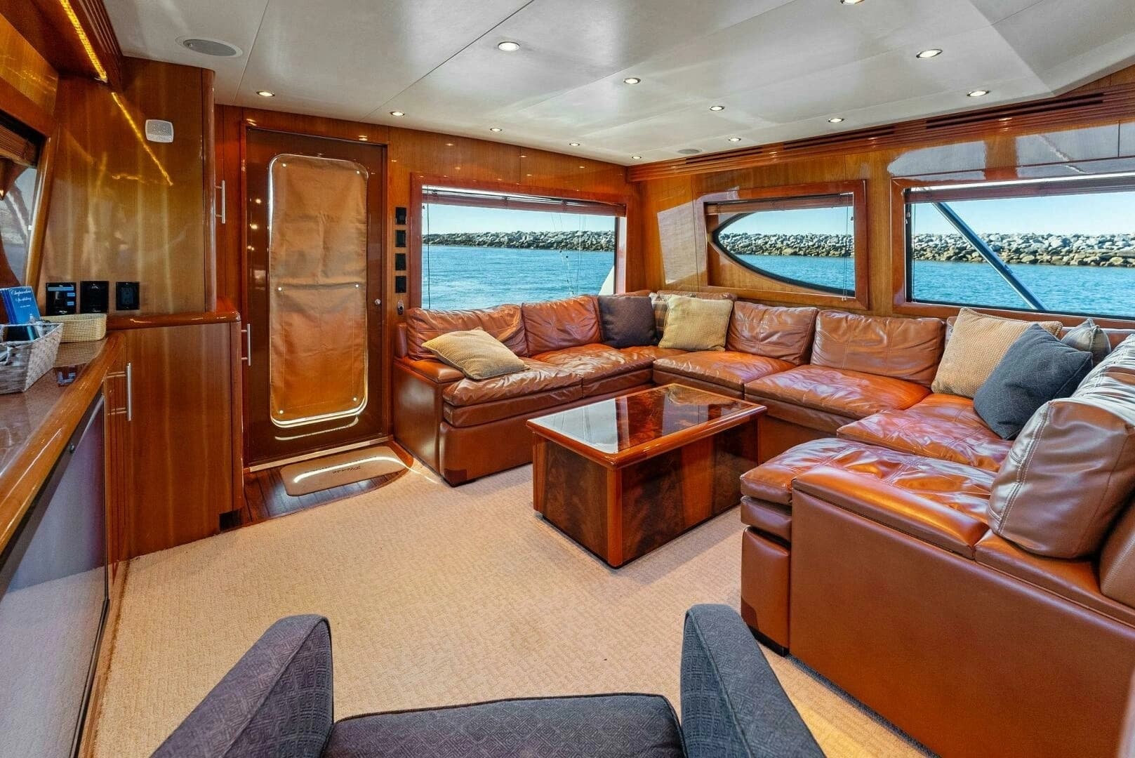 2007 Hatteras 64 Convertible - Image 9