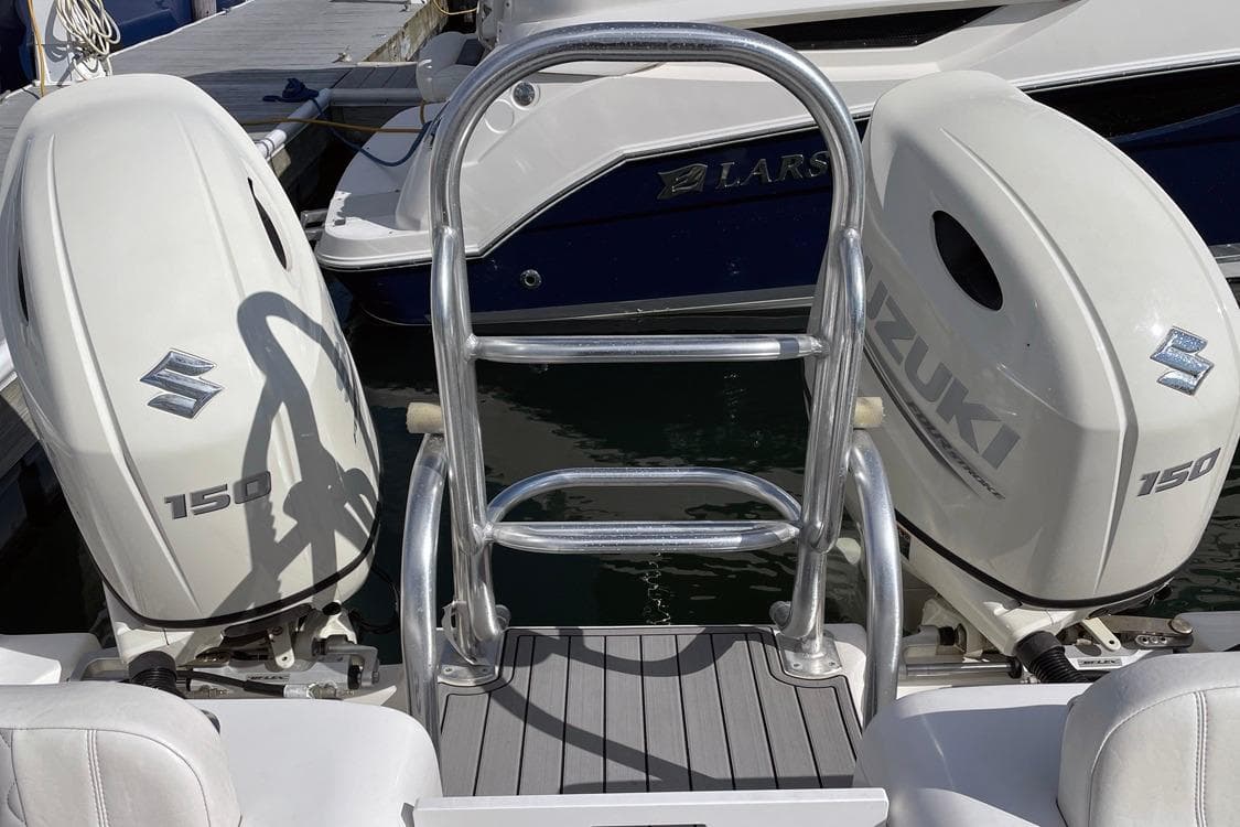 Twin Vee 260 VIVA 2021 boat with dual Suzuki 150 outboard engines at dock.