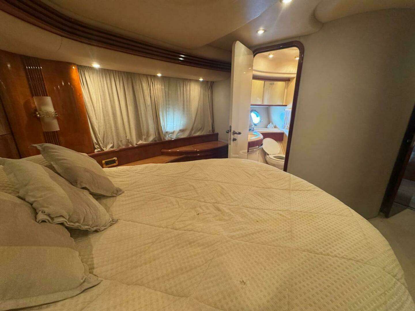 2001 Azimut 68 Plus - Image 26