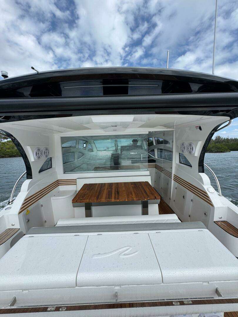 2025 Real 40 HT Luxury - Image 16