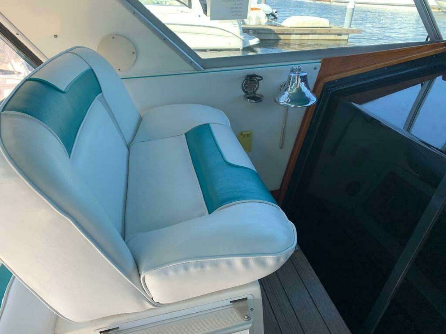 1989 Sea Ray 390 Express - Image 9