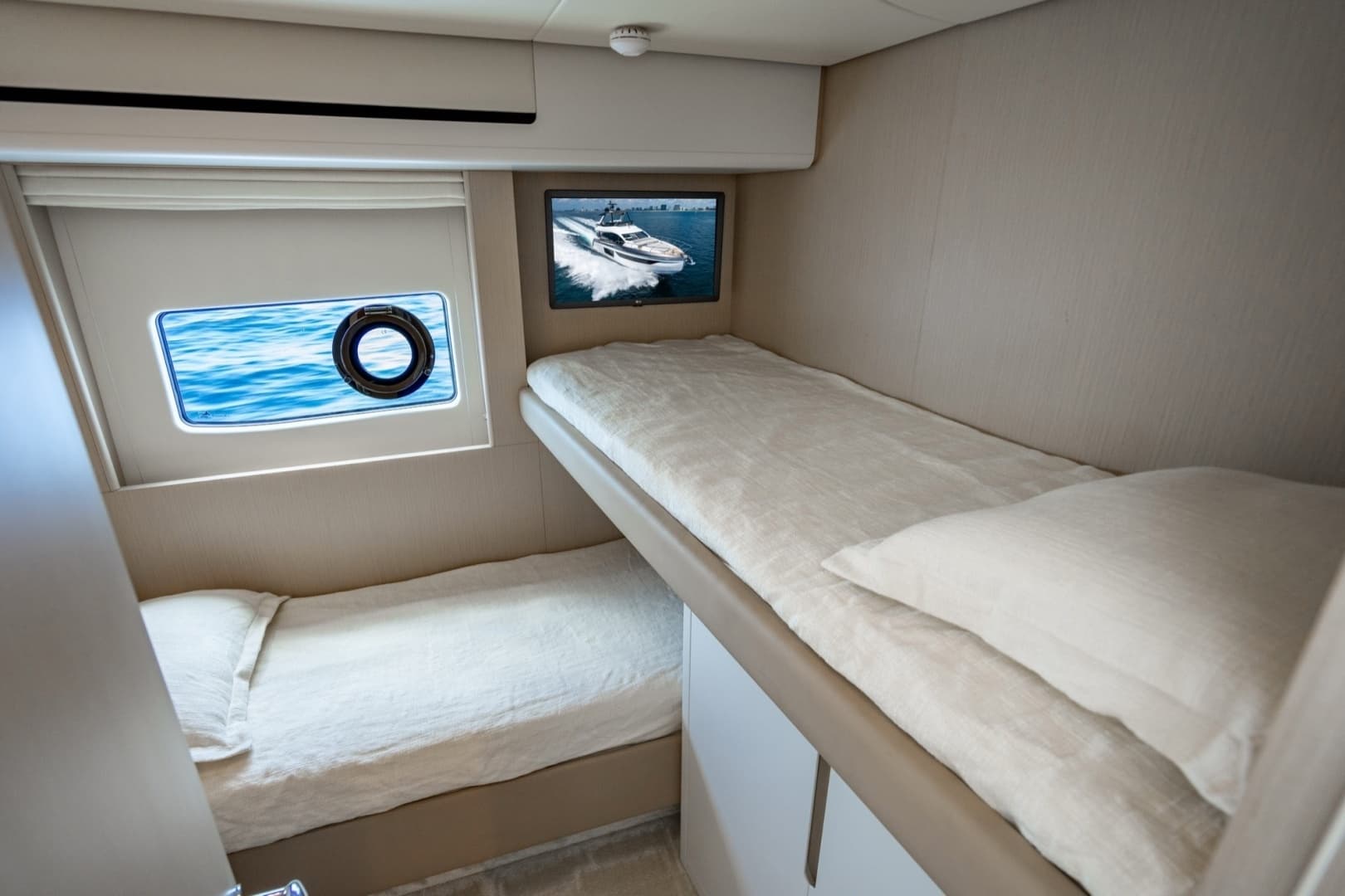 2023 Azimut Fly 68 - Image 24