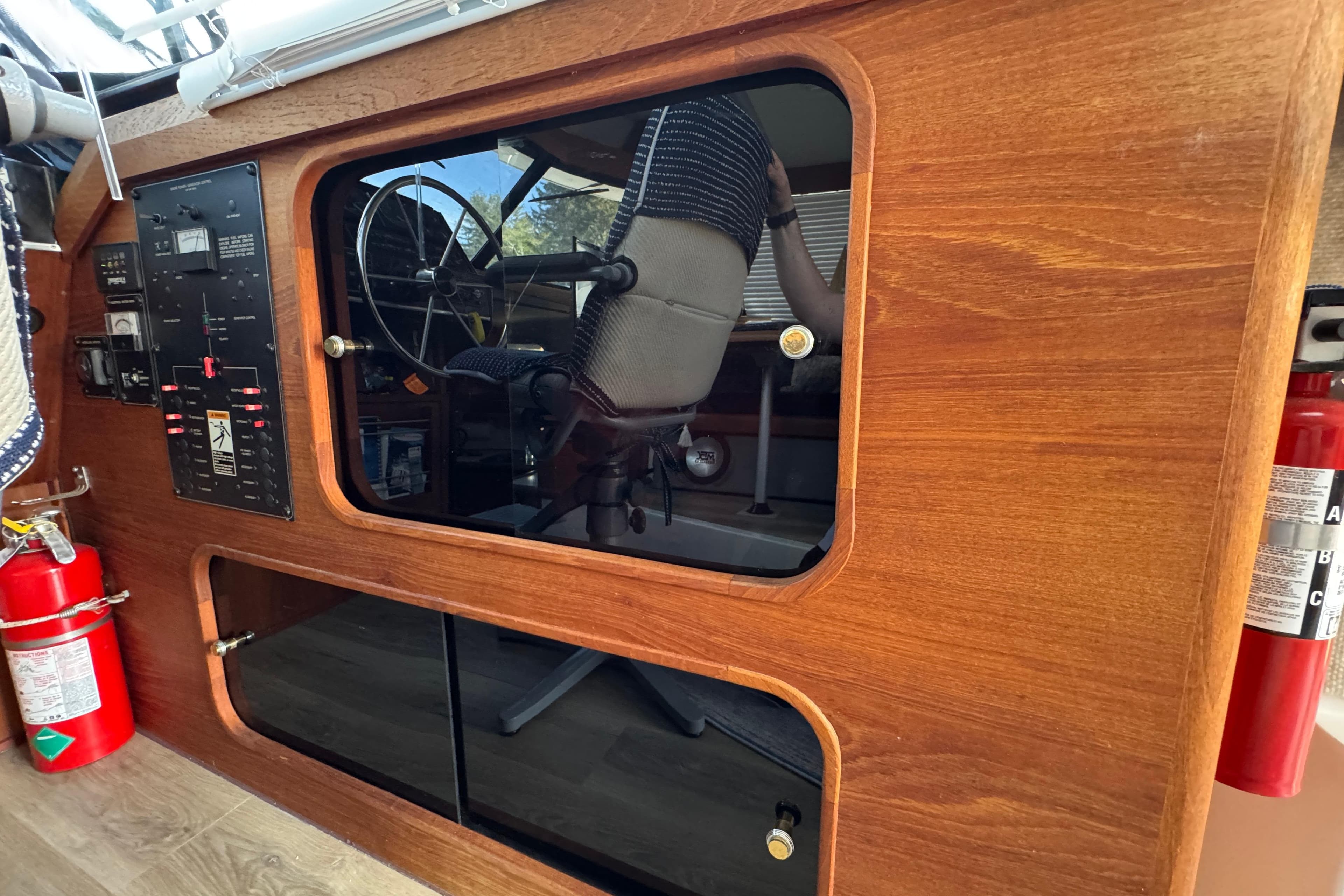 Interior view of 1995 Bayliner 3288 Motoryacht with control panel and steering wheel.