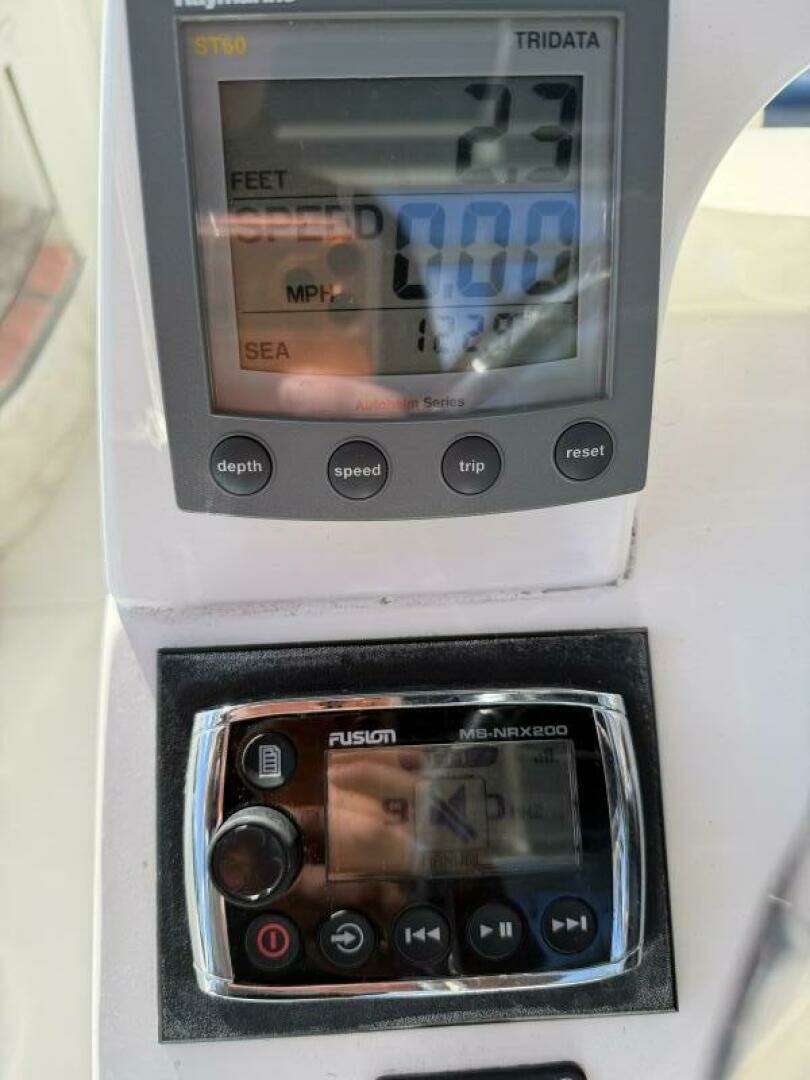 2003 Intrepid 310 - Image 14