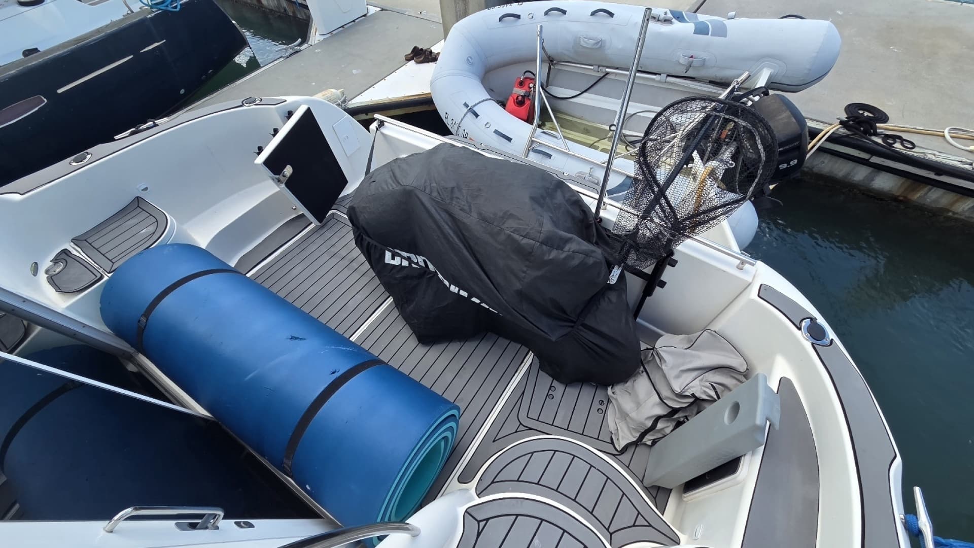 2004 Meridian 459 Aft Cabin Cockpit Motor Yacht - Image 11