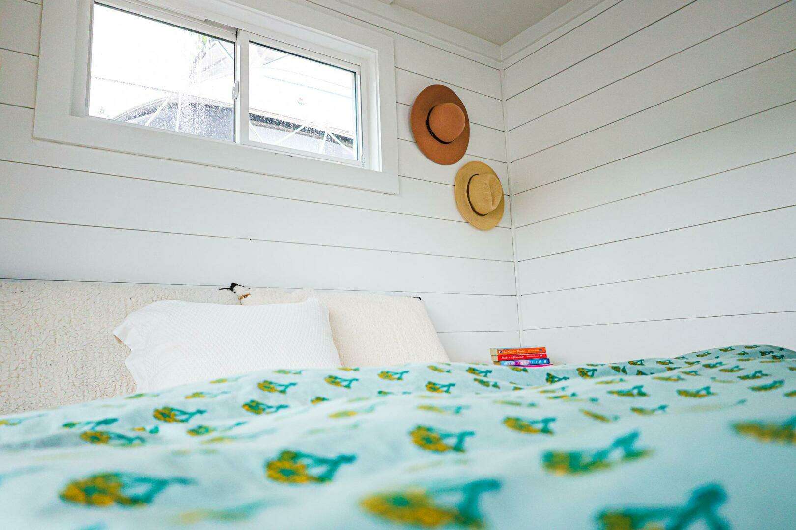 2025 Custom Hank's 40 Houseboat - Image 12