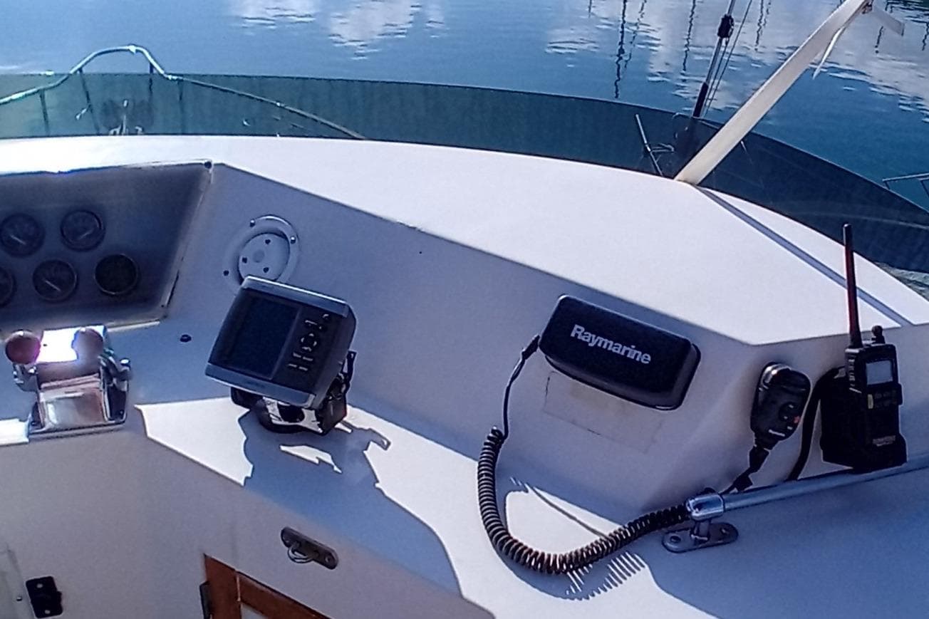 Control panel of a 1992 Horizon Yachts Trawler Yacht with navigation equipment.