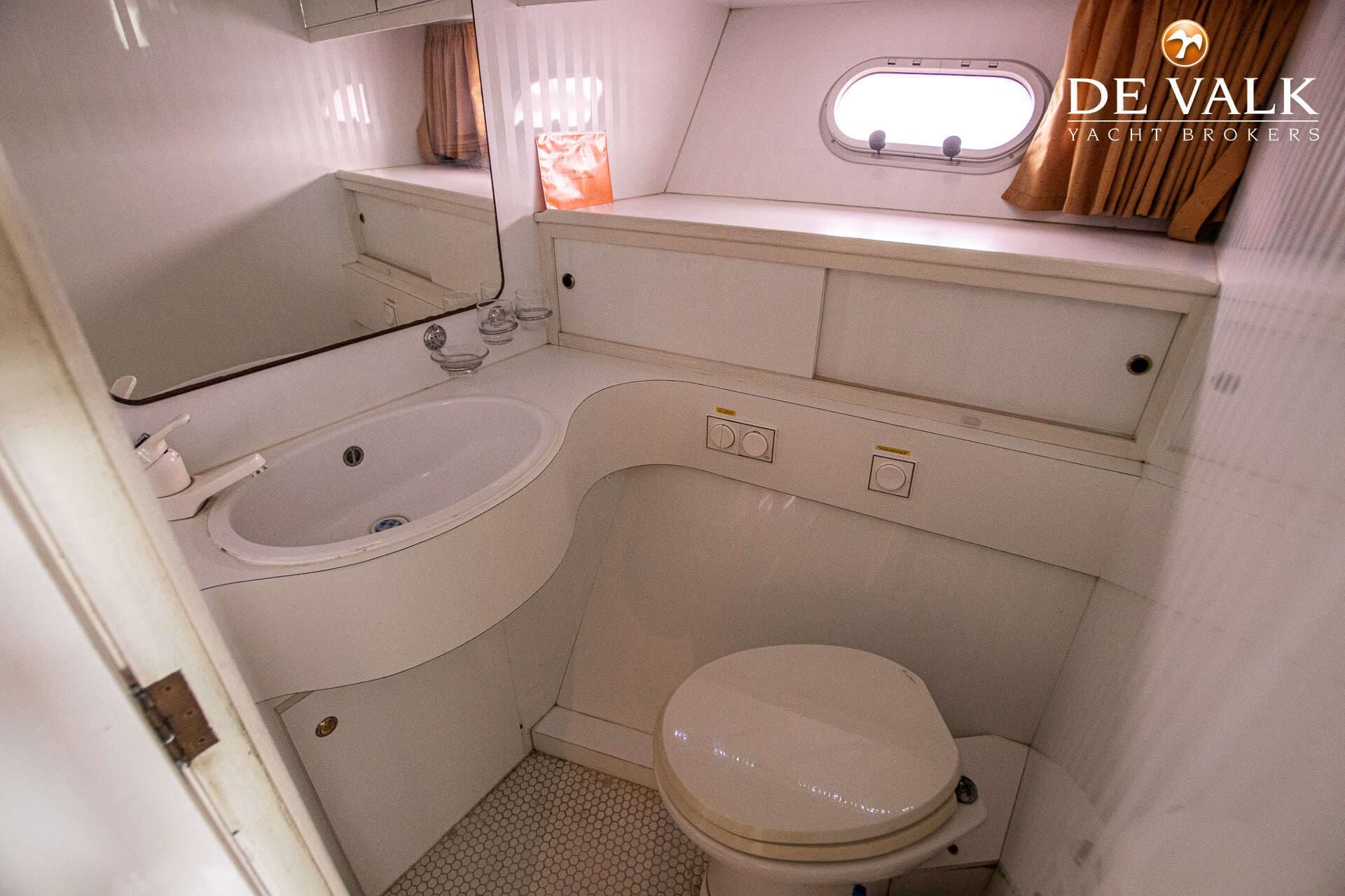 1991 Neptunus 145 Flybridge - 35