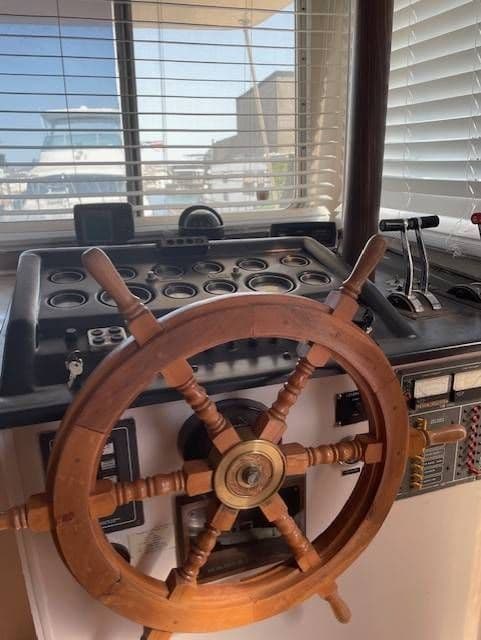 1982 Holiday Mansion SC HOUSE BOAT - 6