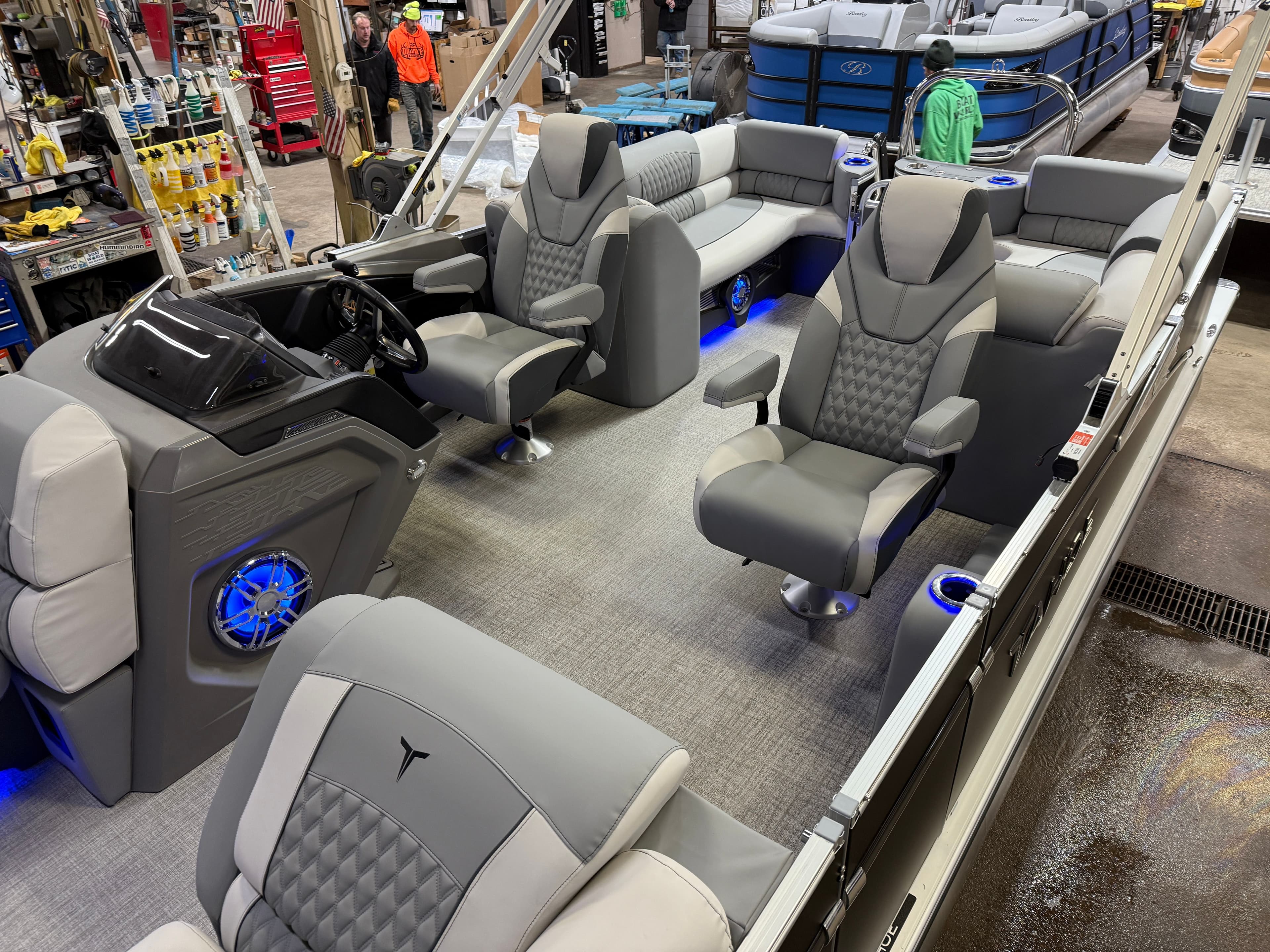 2025 Tahoe Cascade 200HP Quad Lounge 2385 Tritoon - 3