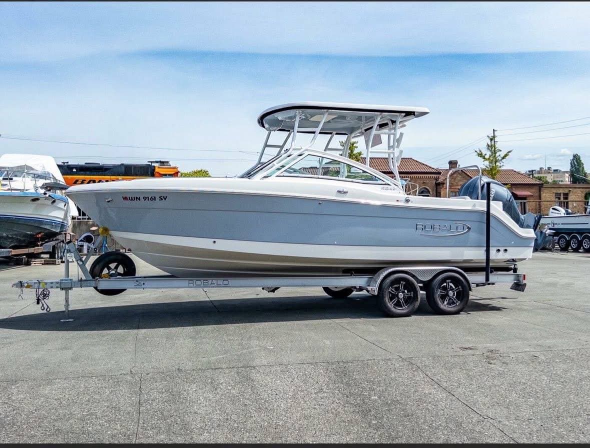 2021 Robalo R247